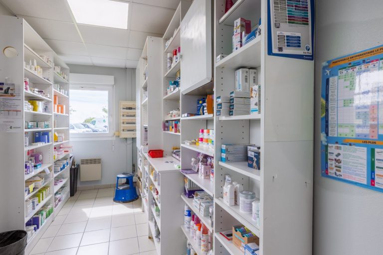 Etagère à médicaments et équipements vétérinaires