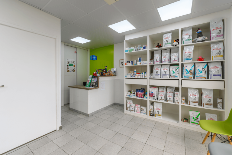 Comptoir accueil de la clinique vétérinaire de Saint-Thibault-des-Vignes.