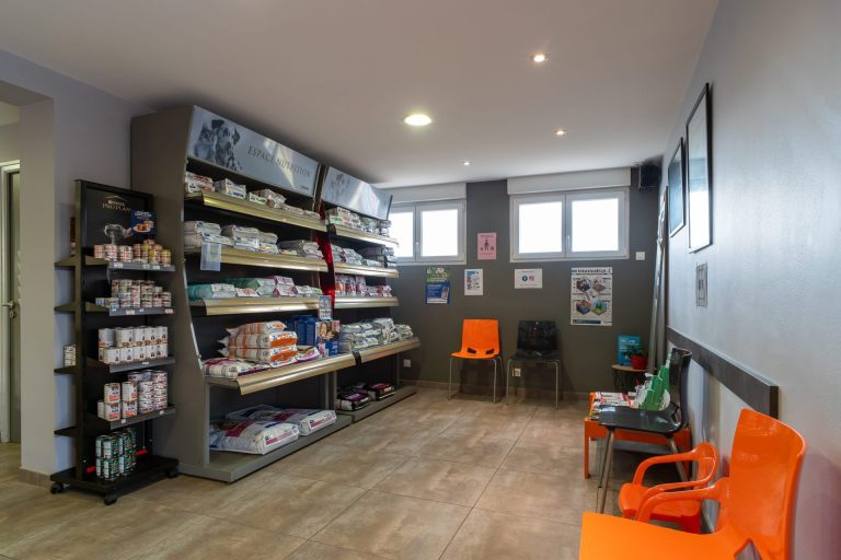 Salle d'attente avec produit alimentaire animaux